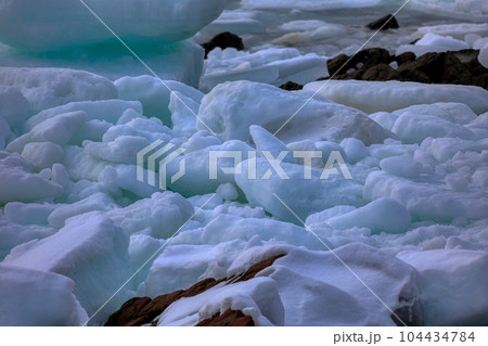 海岸に漂着した流氷 104434784