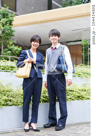 中学生と先生の記念写真 中学生と先生の記念写真 104434808