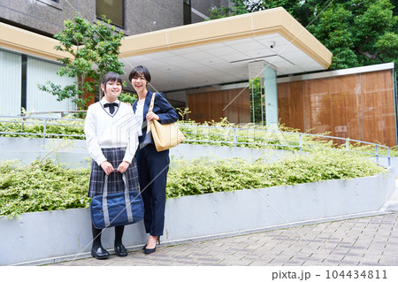 中学生と先生の記念写真 104434811