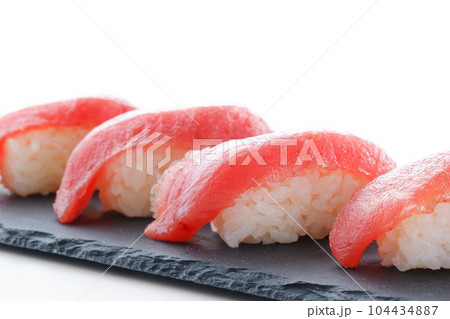 新鮮そのもののマグロを握った生まぐろにぎり 新鮮そのもののマグロを握った生まぐろにぎり 104434887