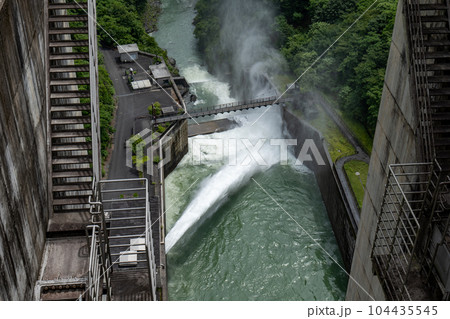 奥秩父 滝澤ダムの堤体とループ橋 奥秩父 滝澤ダムの堤体とループ橋 104435545