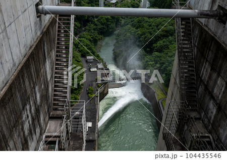 奥秩父　滝澤ダムの堤体とループ橋 104435546