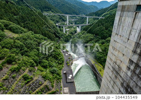奥秩父 滝澤ダムの堤体とループ橋 奥秩父 滝澤ダムの堤体とループ橋 104435549