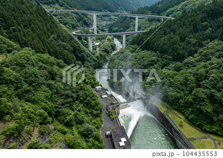 奥秩父 滝澤ダムの堤体とループ橋 奥秩父 滝澤ダムの堤体とループ橋 104435553