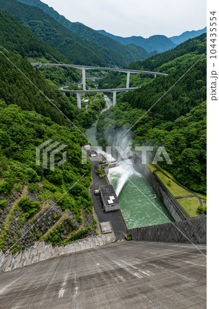 奥秩父 滝澤ダムの堤体とループ橋 奥秩父 滝澤ダムの堤体とループ橋 104435554