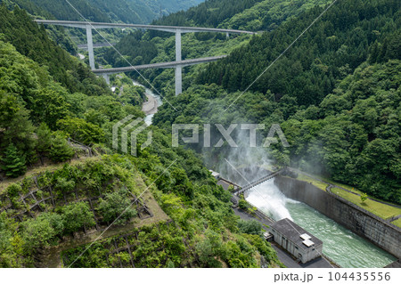 奥秩父 滝澤ダムの堤体とループ橋 奥秩父 滝澤ダムの堤体とループ橋 104435556