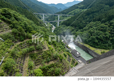 奥秩父 滝澤ダムの堤体とループ橋 奥秩父 滝澤ダムの堤体とループ橋 104435557