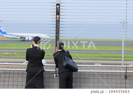 空港の就活生 航空業界を目指す就活生 就職活動 空港の就活生 航空業界を目指す就活生 就職活動 104435683
