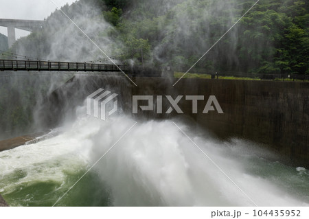 奥秩父 滝沢ダムの放水と吊り橋 奥秩父 滝沢ダムの放水と吊り橋 104435952