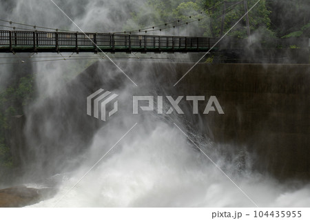 奥秩父 滝沢ダムの放水と吊り橋 奥秩父 滝沢ダムの放水と吊り橋 104435955