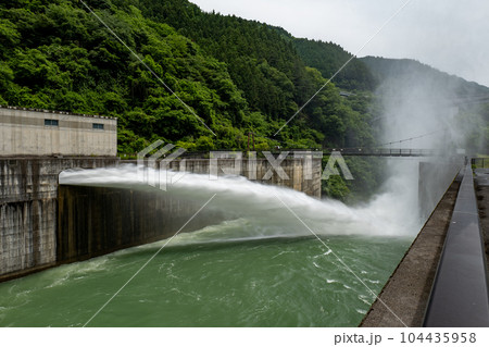 奥秩父 滝沢ダムの放水と吊り橋 奥秩父 滝沢ダムの放水と吊り橋 104435958