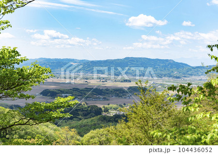 田植え前の地方の田園風景 104436052