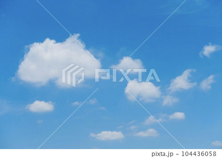 青空に浮か小さなたくさんの雲 空の背景 青空に浮か小さなたくさんの雲 空の背景 104436058