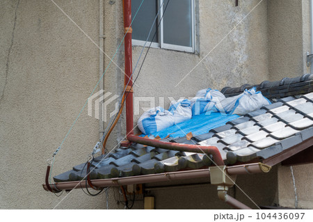 和瓦　ずれた瓦　雨漏りの原因 104436097