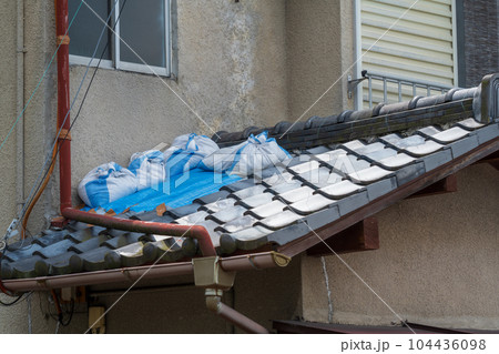 和瓦　ずれた瓦　雨漏りの原因 104436098