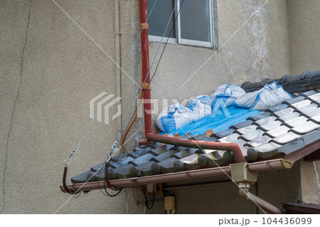 和瓦　ずれた瓦　雨漏りの原因 104436099