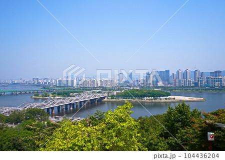 【韓国ソウル】ノドゥル島と漢江大橋、龍山ビル群 104436204