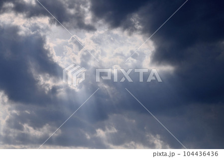 日本の横浜都市景観　梅雨の晴れ間。不安定な暗雲の切れ間から光が差し込む… 104436436
