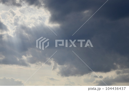 日本の横浜都市景観　梅雨の晴れ間。不安定な暗雲の切れ間から光が差し込む… 104436437