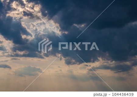 日本の横浜都市景観 梅雨の晴れ間。不安定な暗雲の切れ間から光が差し込む… 日本の横浜都市景観 梅雨の晴れ間。不安定な暗雲の切れ間から光が差し込む… 104436439