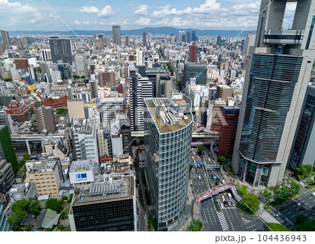 初夏の大阪 駅前第3ビル最上階から見る都市風景 104436943