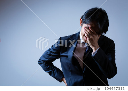 悩む既婚男性 104437311