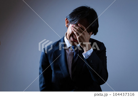 不倫がばれた男性 104437316