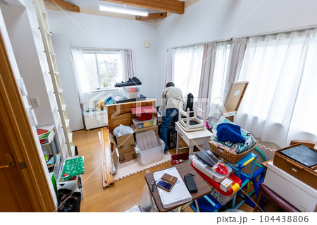 断捨離をする男性 大掃除 断捨離をする男性 大掃除 104438806