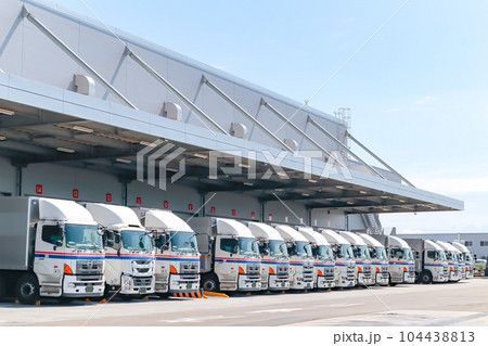 トラック運送会社の物流センター 104438813