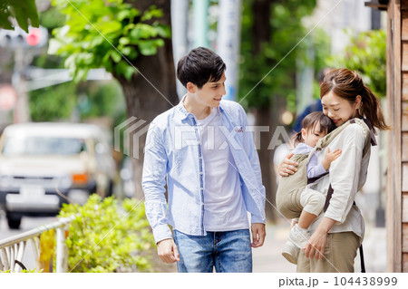 子供を抱っこして歩く夫婦 子供を抱っこして歩く夫婦 104438999