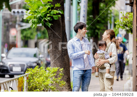 子供を抱っこして歩く夫婦 子供を抱っこして歩く夫婦 104439028