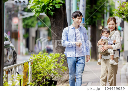 子供を抱っこして歩く夫婦 104439029