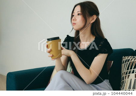 ソファでくつろぐ女性 104440044