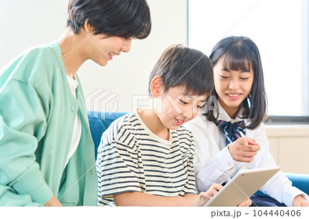 姉弟と母親 104440406