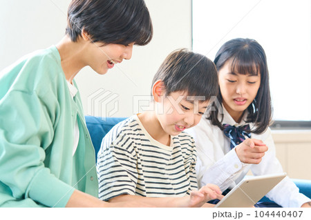 姉弟と母親 姉弟と母親 104440407