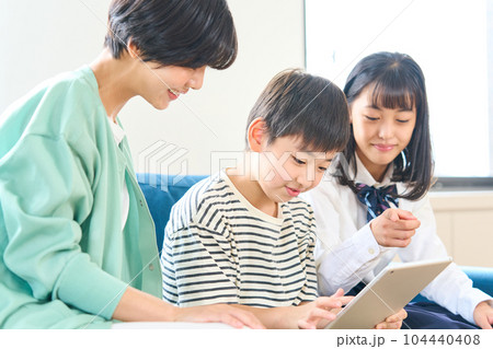 姉弟と母親 姉弟と母親 104440408