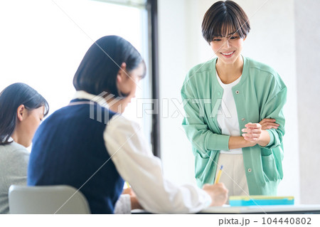 指導をする先生　勉強する中学生　高校受験　 104440802