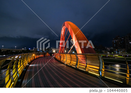 台湾 台北市 夜のレインボー橋 104440805