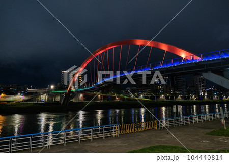 台湾 台北市 夜のレインボー橋 104440814