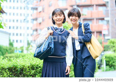 中学生　若い母親　始業式　受験日　記念写真 104440989