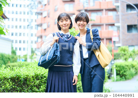 中学生 若い母親 始業式 受験日 記念写真 中学生 若い母親 始業式 受験日 記念写真 104440991