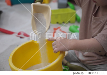 砂で遊ぶ赤ちゃんの手 104441006