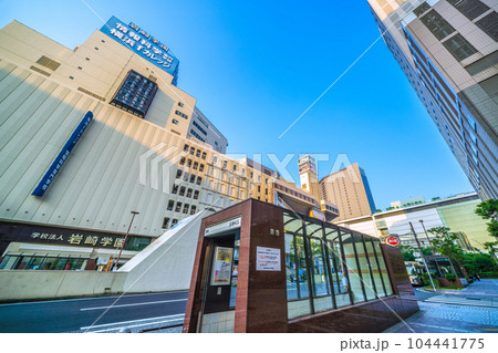 日本の横浜都市景観 横浜駅や横浜駅西口地下駐車場、出口南8、岩崎学園などを望む 104441775