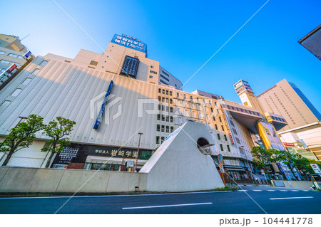 日本の横浜都市景観 横浜駅や横浜駅西口地下駐車場、岩崎学園などを望む 104441778