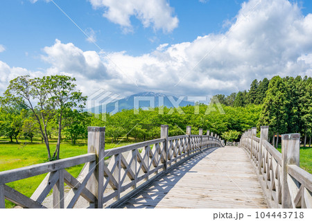 鶴の舞橋 全長300メートル 日本一の木造三連太鼓橋 鶴の舞橋 全長300メートル 日本一の木造三連太鼓橋 104443718