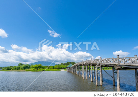 鶴の舞橋 全長300メートル 日本一の木造三連太鼓橋 鶴の舞橋 全長300メートル 日本一の木造三連太鼓橋 104443720