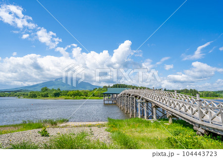 鶴の舞橋　全長300メートル　日本一の木造三連太鼓橋 104443723