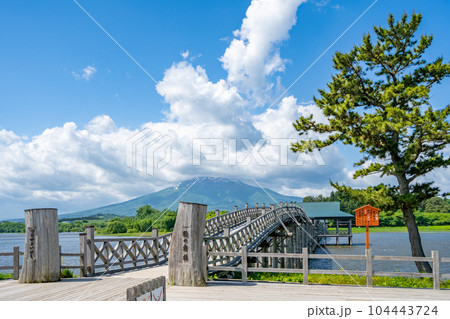 鶴の舞橋　全長300メートル　日本一の木造三連太鼓橋 104443724