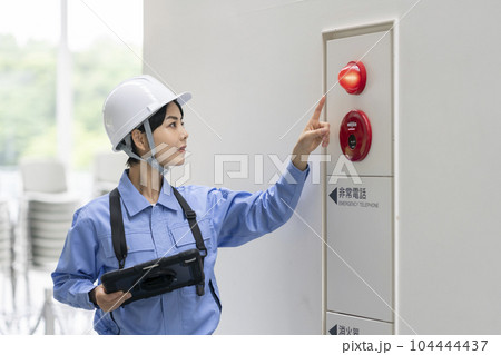 火災報知器の点検をする作業服の女性　ビルメンテナンス　イメージ 104444437