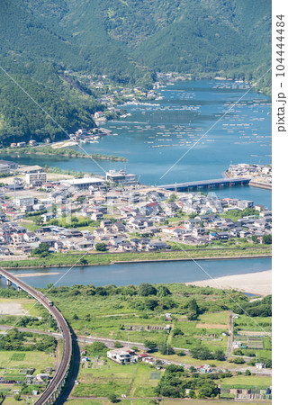 【紀勢本線】白石湖と銚子川を渡る普通列車 104444484